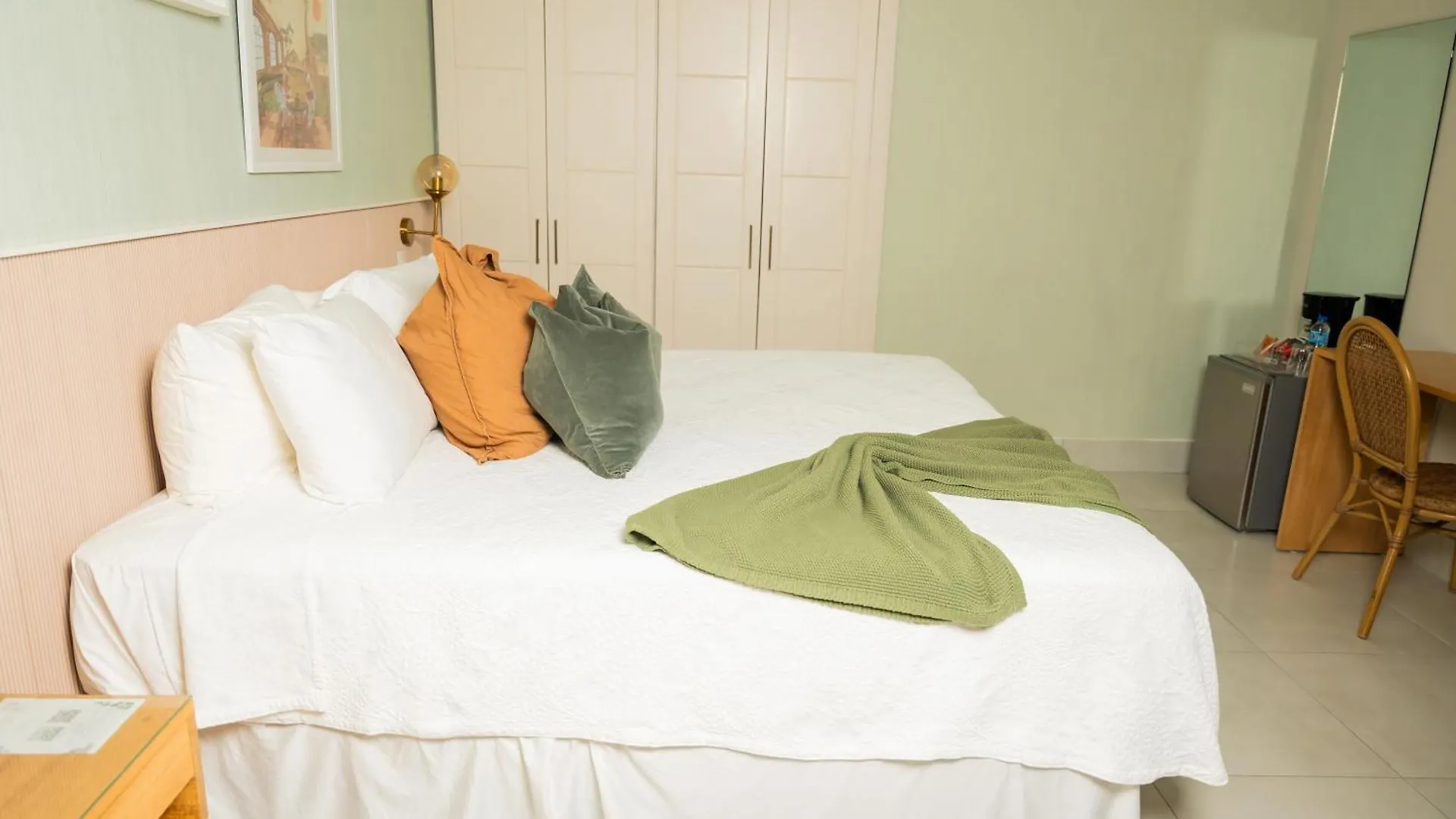 Hotel Stay Here Suites Санто-Доминго
